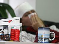 Ученые рассказали, почему опасно лечить простуду "щадящими" лекарствами