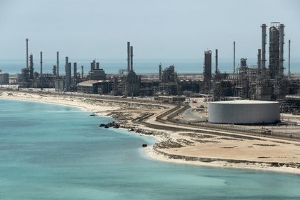 Названы сроки восстановления добычи нефти в Саудовской Аравии после атаки дронов