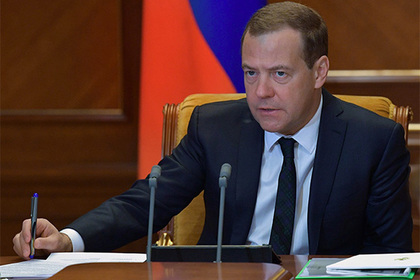 Медведев пообещал России профицитный бюджет