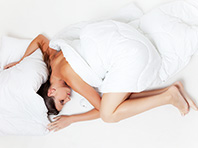 Некоторые позы сна провоцируют проблемы со здоровьем, заявляют медики
