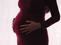Коронавирус опасен для беременных женщин, предупреждают медики