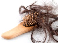 COVID-19 может лишить вас волос, предупреждают врачи